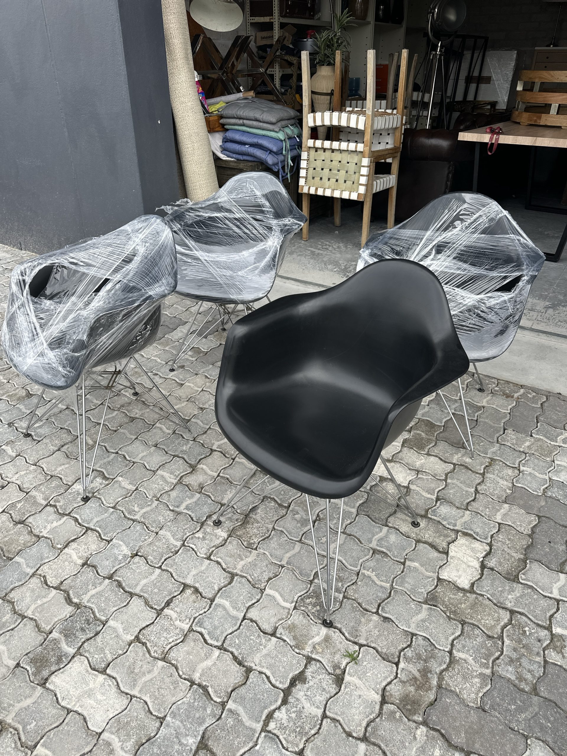 Set of 4 authentic Vitra Eames DAW armchairs - Image 9