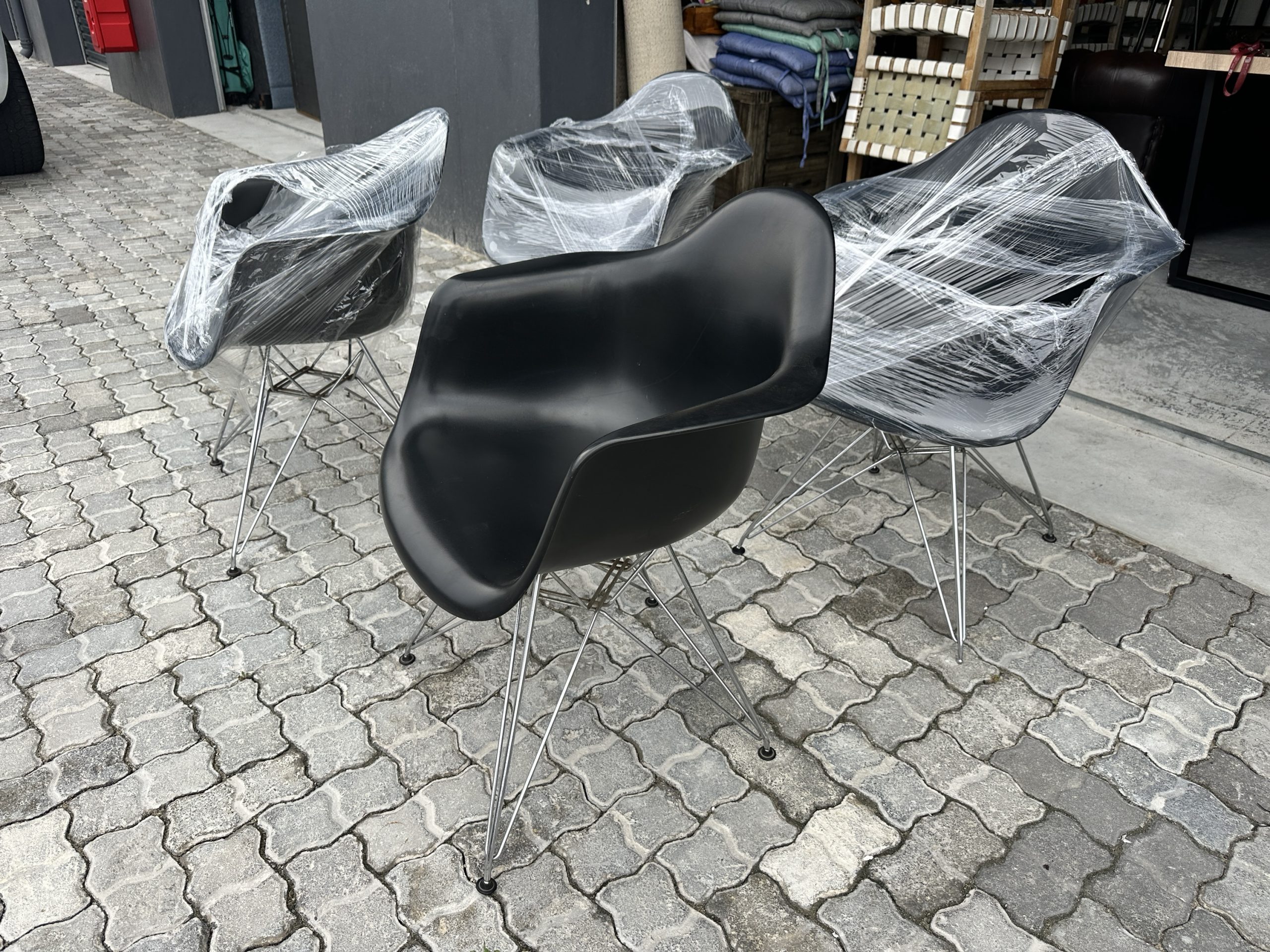 Set of 4 authentic Vitra Eames DAW armchairs - Image 6