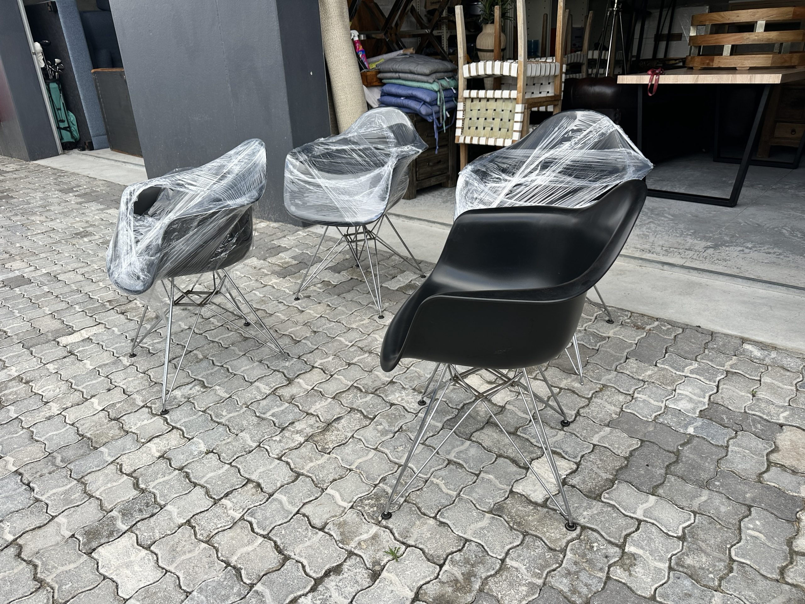 Set of 4 authentic Vitra Eames DAW armchairs - Image 2
