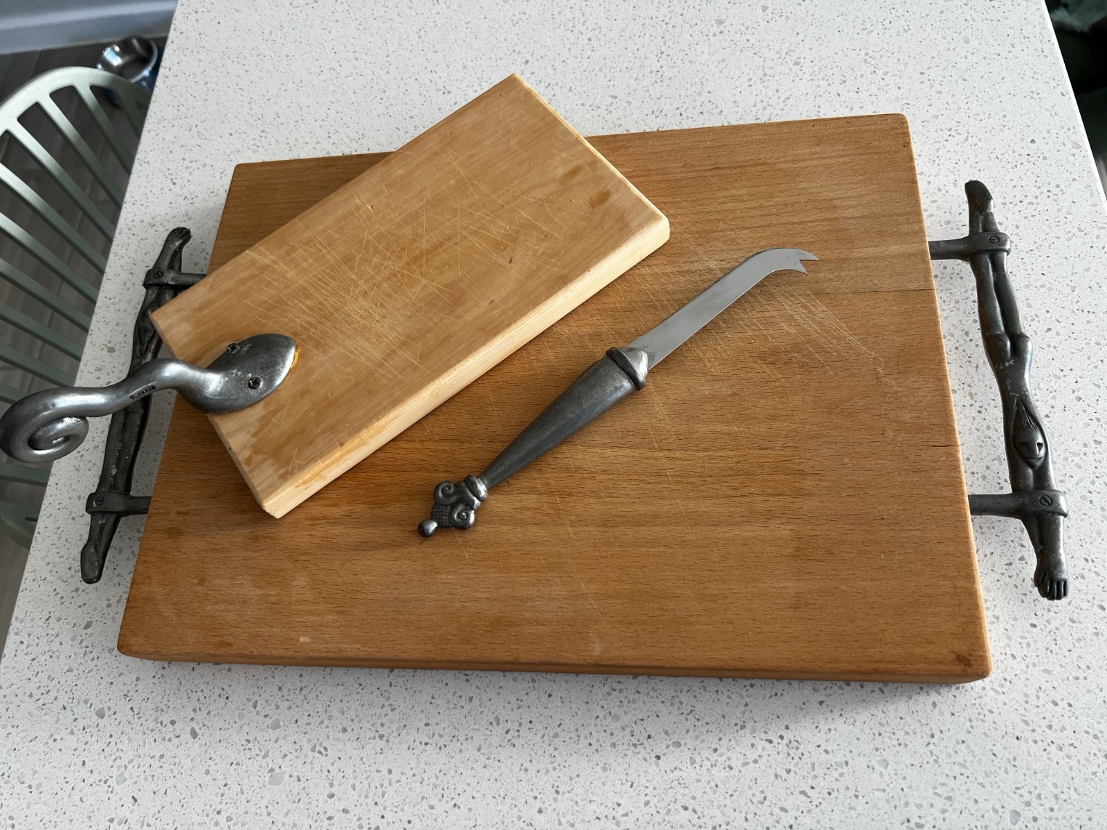 Set of Carrol Boyes sevring boards and a cheese knife - Image 2